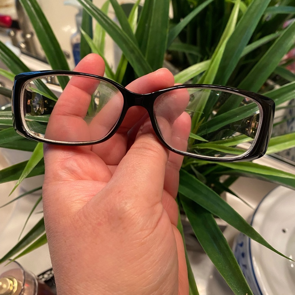 Authentic Gucci Frames With Case. Used - image 3